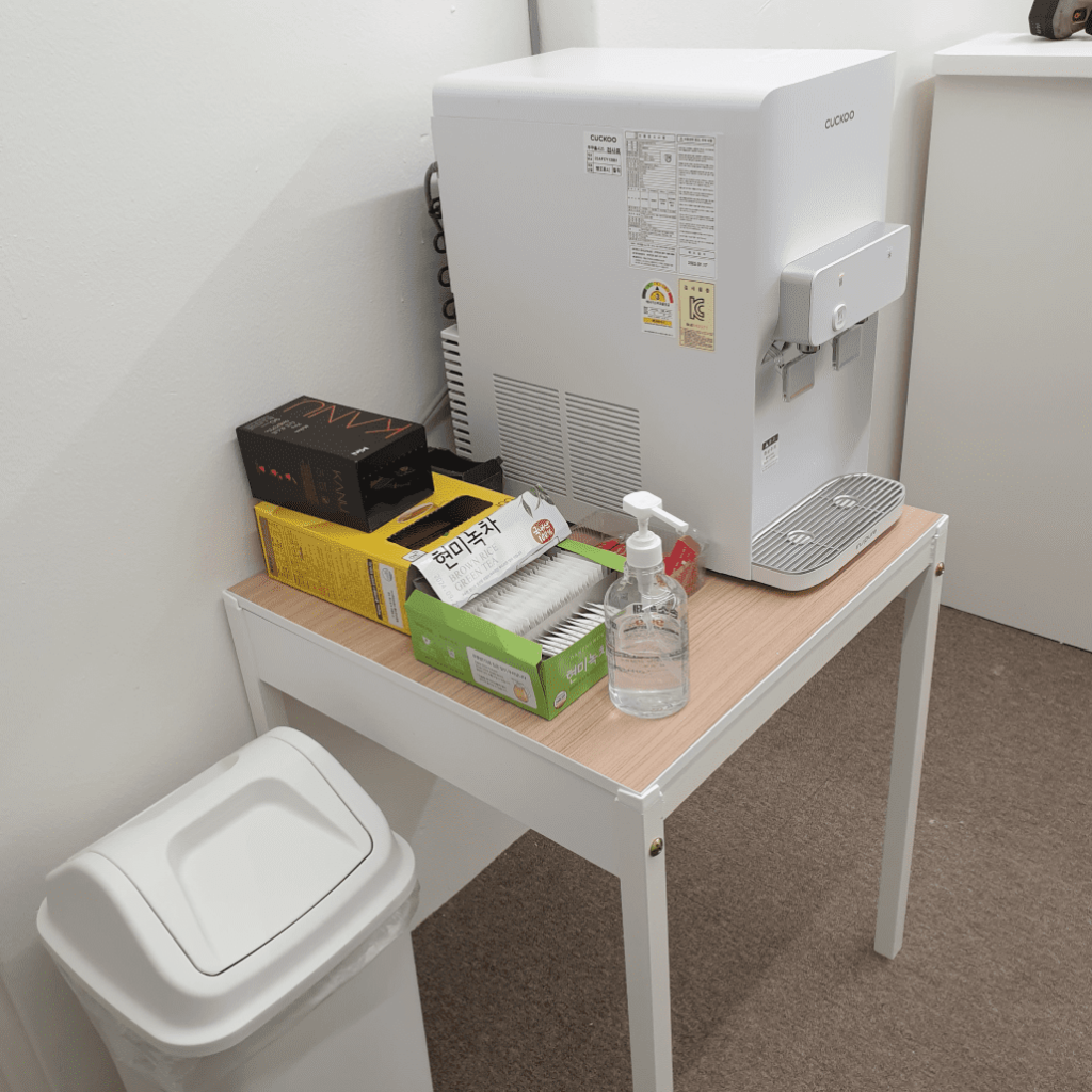 음료와 다과가 비치되어 있어요